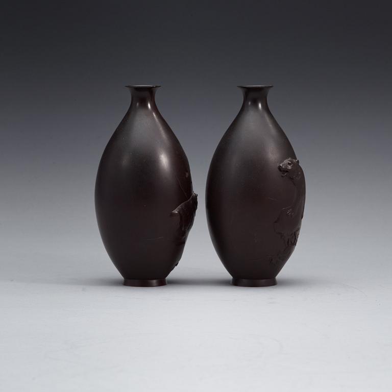 A pair of bronze vases, Meiji (1868-1912).