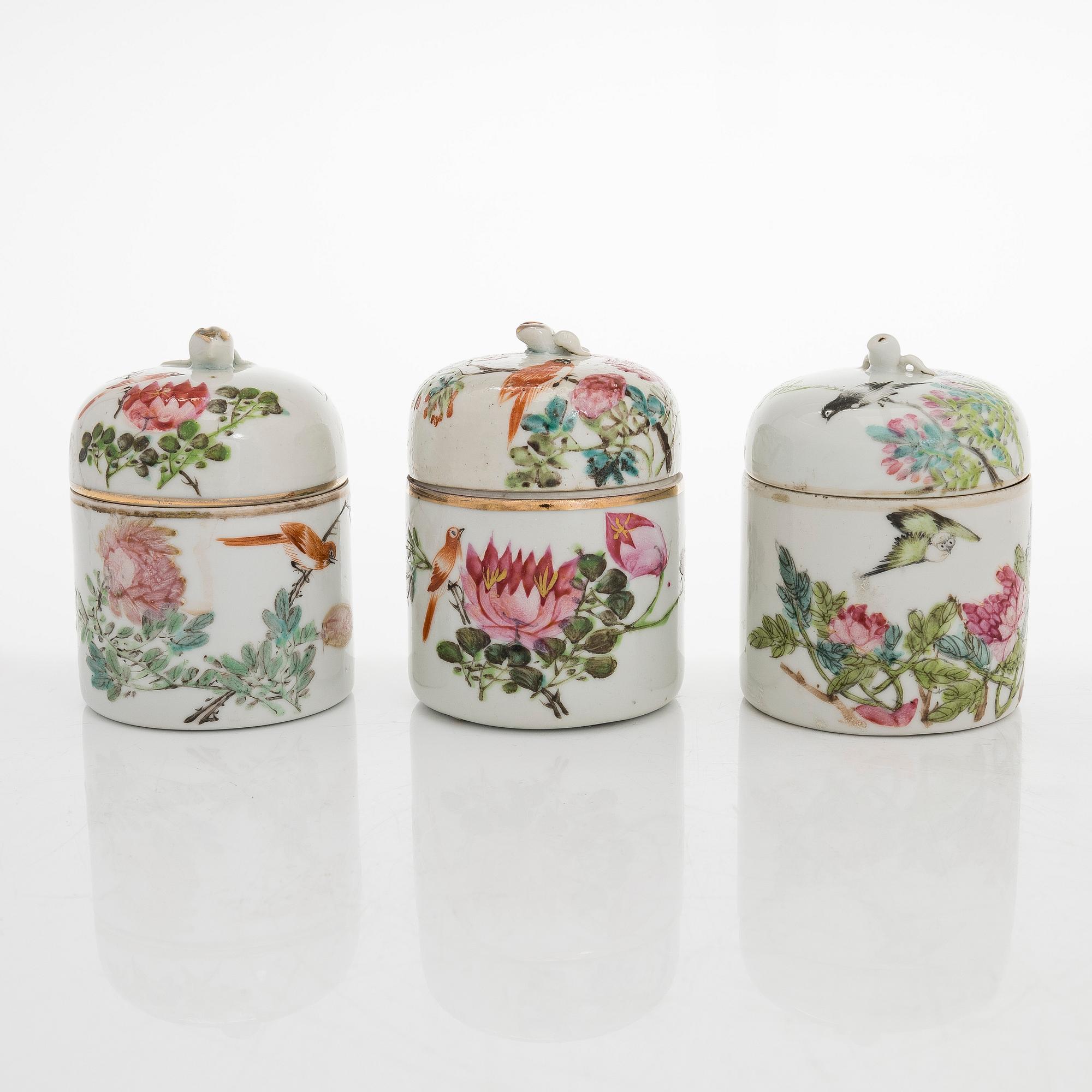 Matkärl och koppar med lock, 3 st, porslin, Kina, omkring år 1900.