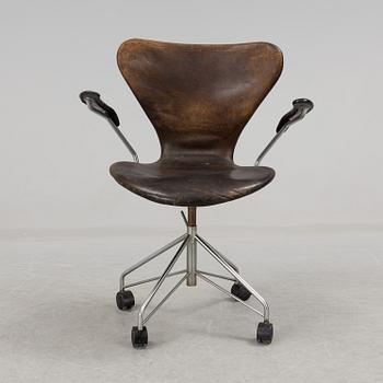 ARNE JACOBSEN, a dark brown leather "Sjuan" writing desk armchair from 1971 for Fritz Hansen, Denmark.