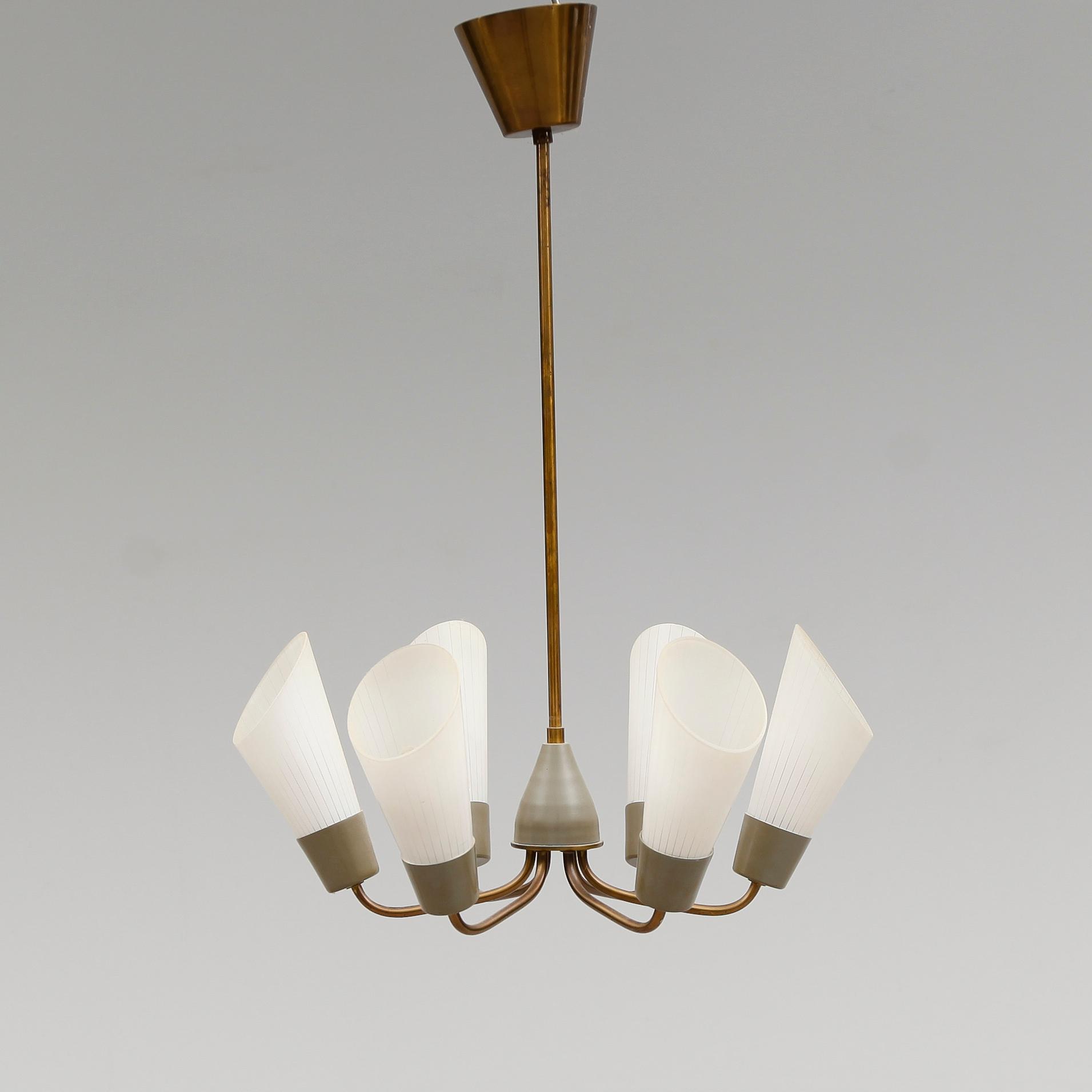 TAKLAMPA, 1900-talets första hälft. Höjd ca 62 cm.