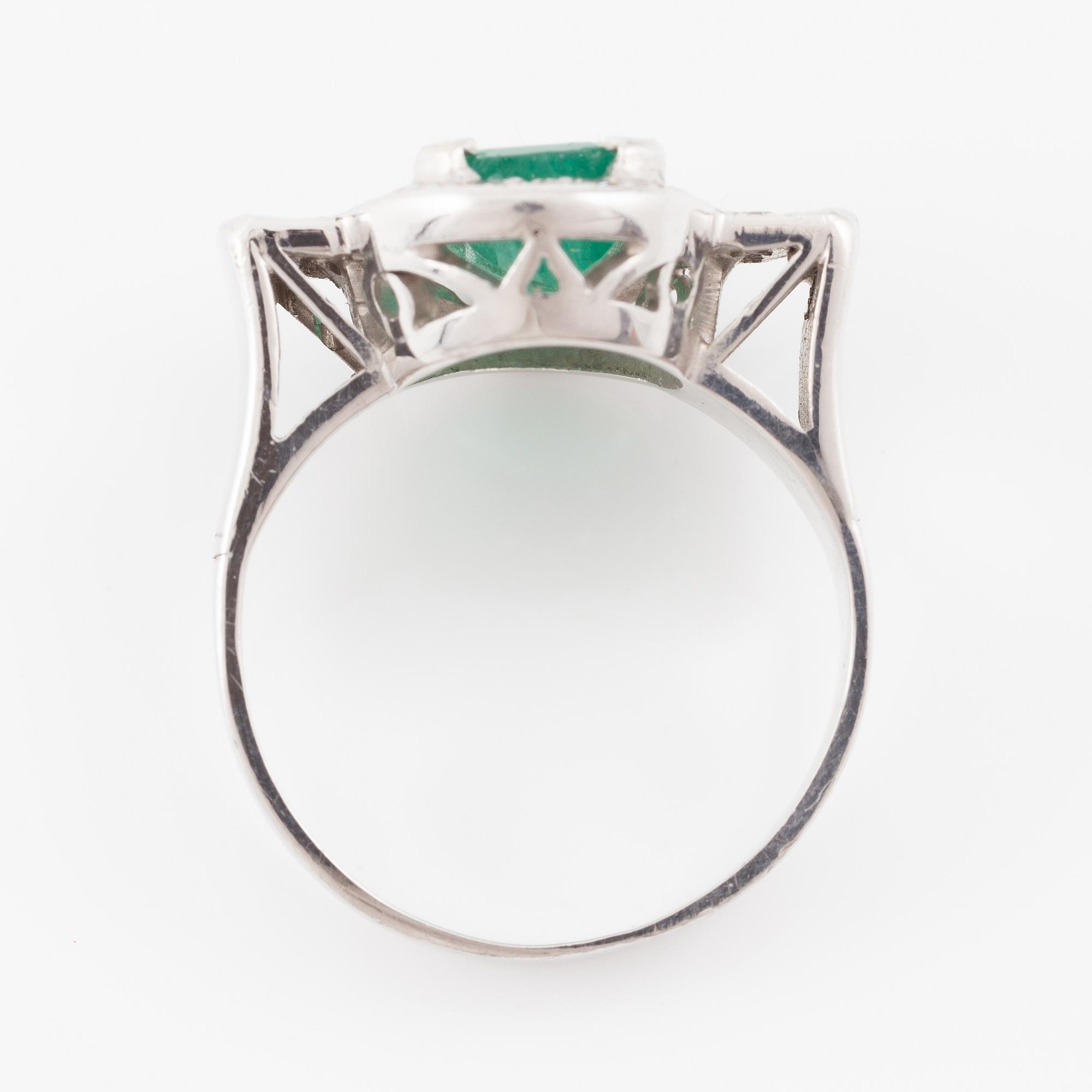 Ring, 18K vitguld med smaragd och åttkantslipade diamanter.