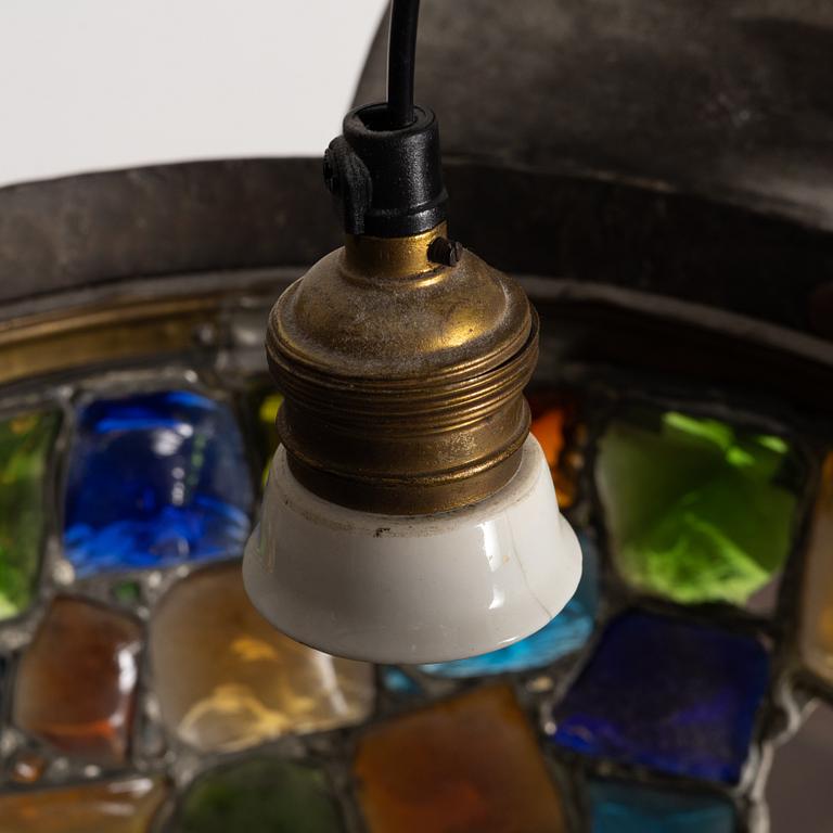 Taklampa, driven koppar, färgat glas, tidigt 1900-tal.