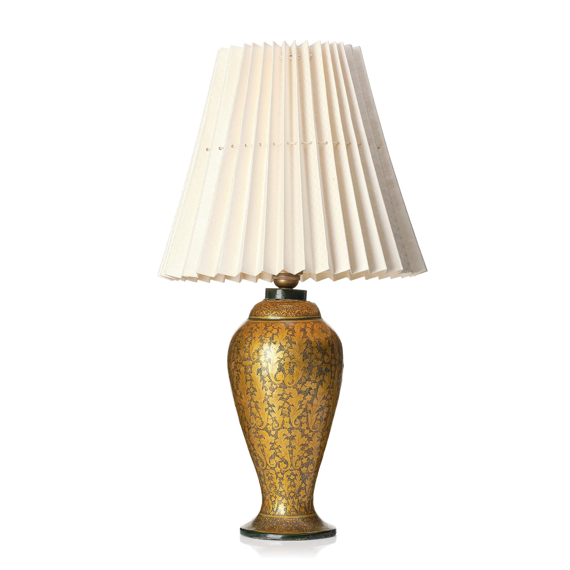 Bordslampa, Kashmir Indien, 1900-talets mitt. Lampan gåva från Indira Gandhi till Alva Myrdal, visitkort medföljer.