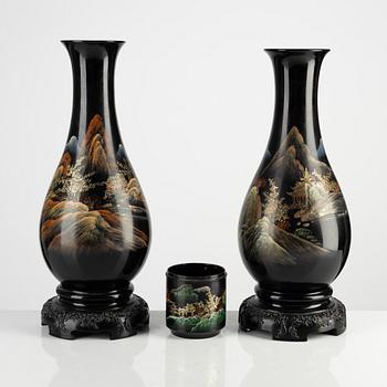 Vaser, ett par samt penselställ/underdel till burk, lack, Japan, omkring 1900.