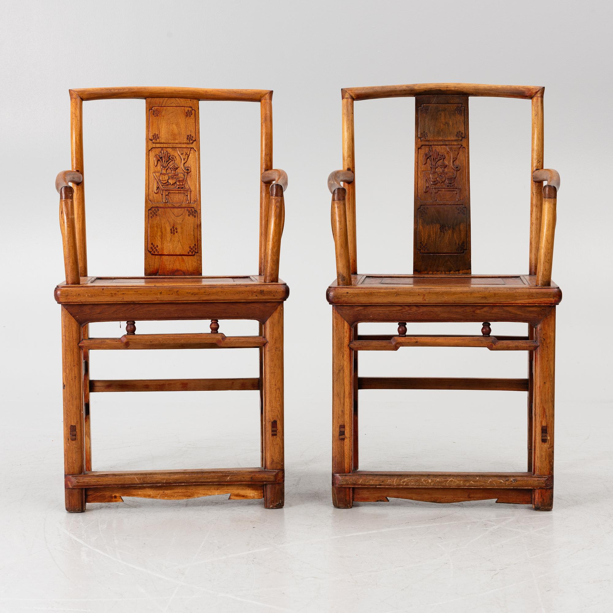 Karmstolar, ett par, hardwood, Kina, 1900-tal.