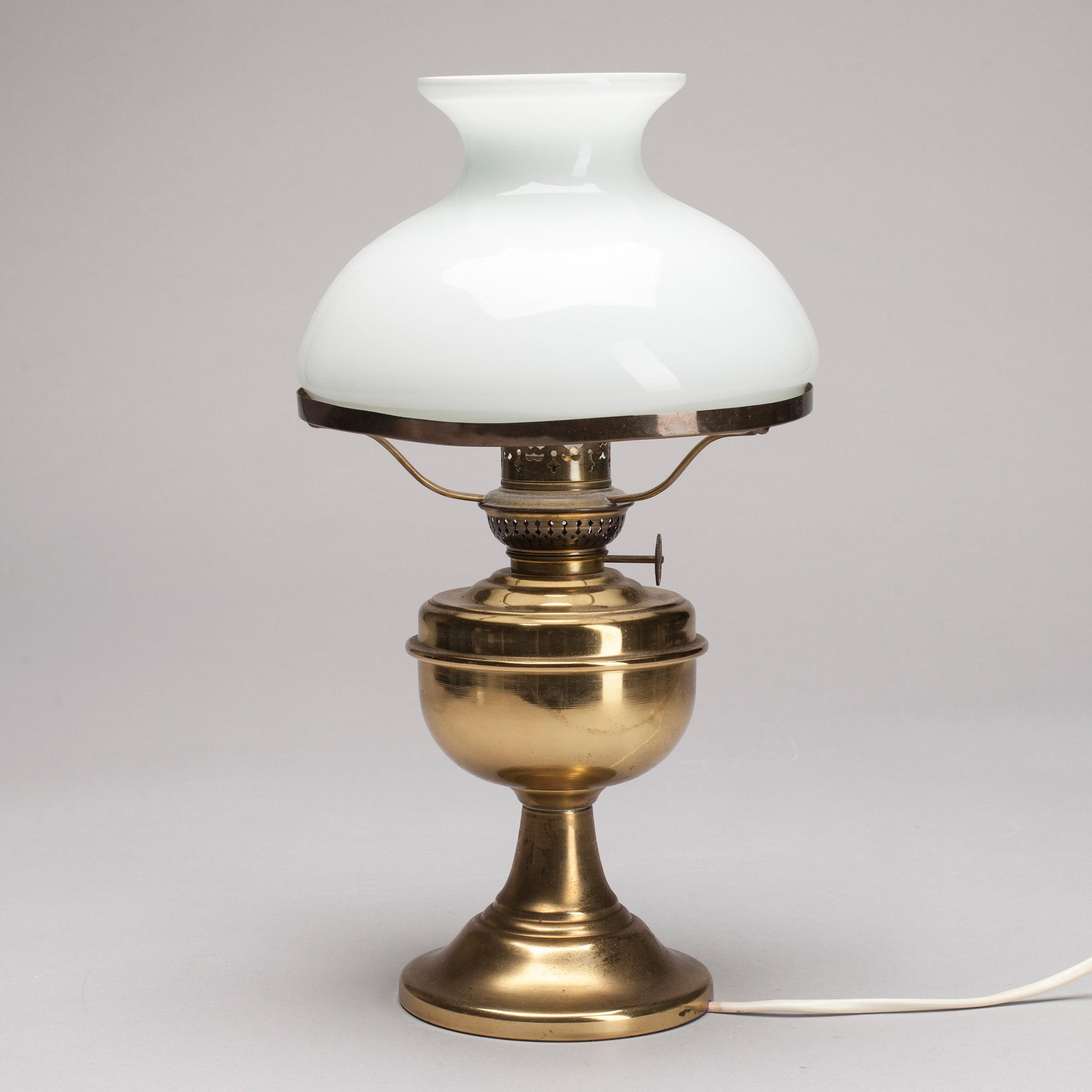 BORDSLAMPA, mässing och glas, märkt Kosmos Brenner, omkring 1900.