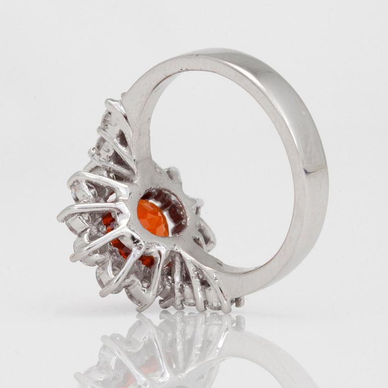 RING med orange granat ca 3.75ct samt briljantslipade diamanter totalt 1.40ct.