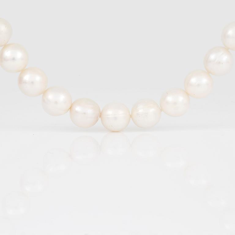COLLIER, odlade vita sötvattenspärlor med kulformat magnetlås i förgyllt silver.