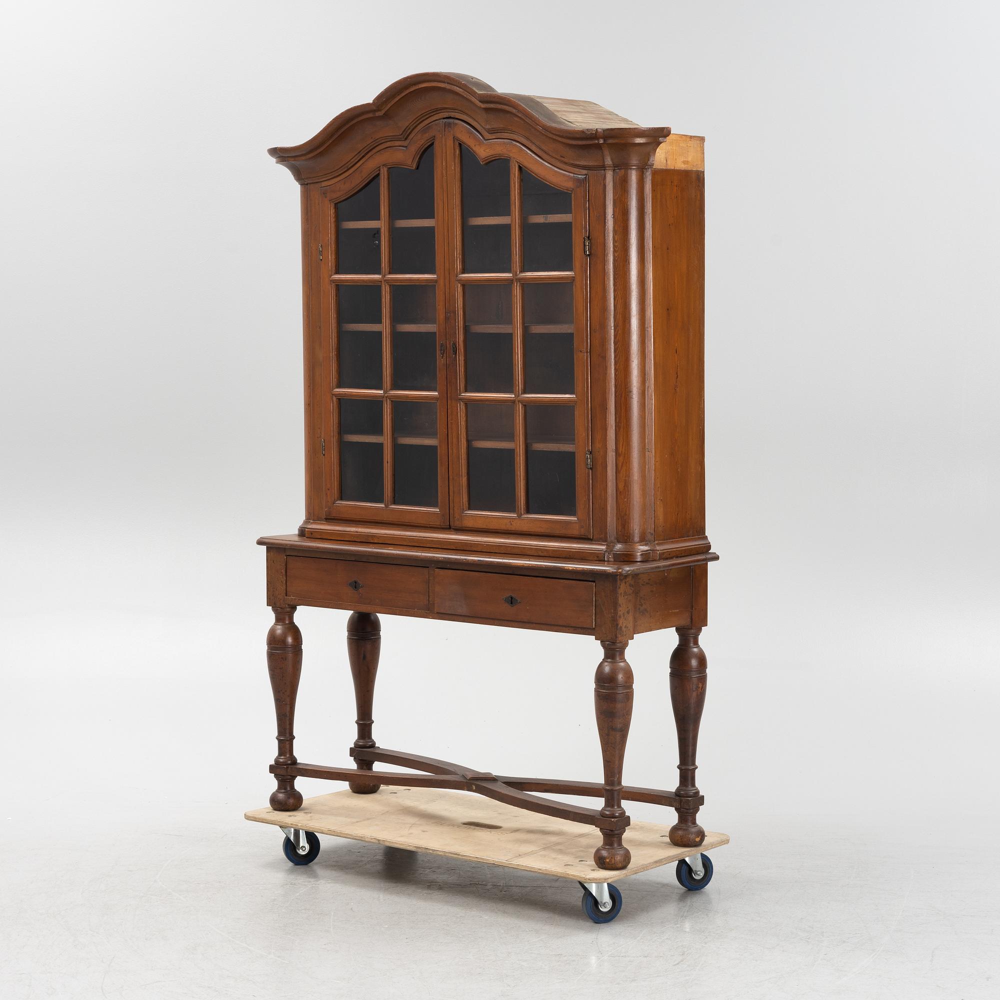 Vitrinskåp överdel, rokoko, 1700-tal, på senare benställning.