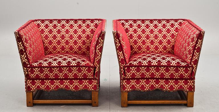 FÅTÖLJER, ett par. Möjligen Gärsnäs, 1900-talets första hälft.