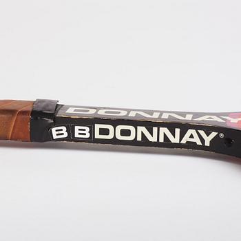 Tennisracket i trä, Donnay. Spelad med av Björn Borg i Wimbledon. Blekt signatur på Slipcasen.