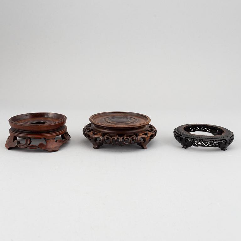 Ställ, 13 stycken, trä. Kina, olika åldrar 18/1900-tal.