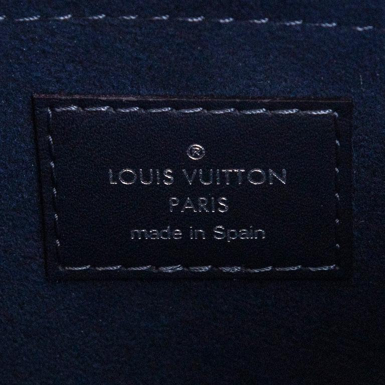 Louis Vuitton, a “Neverfull MM” bag.