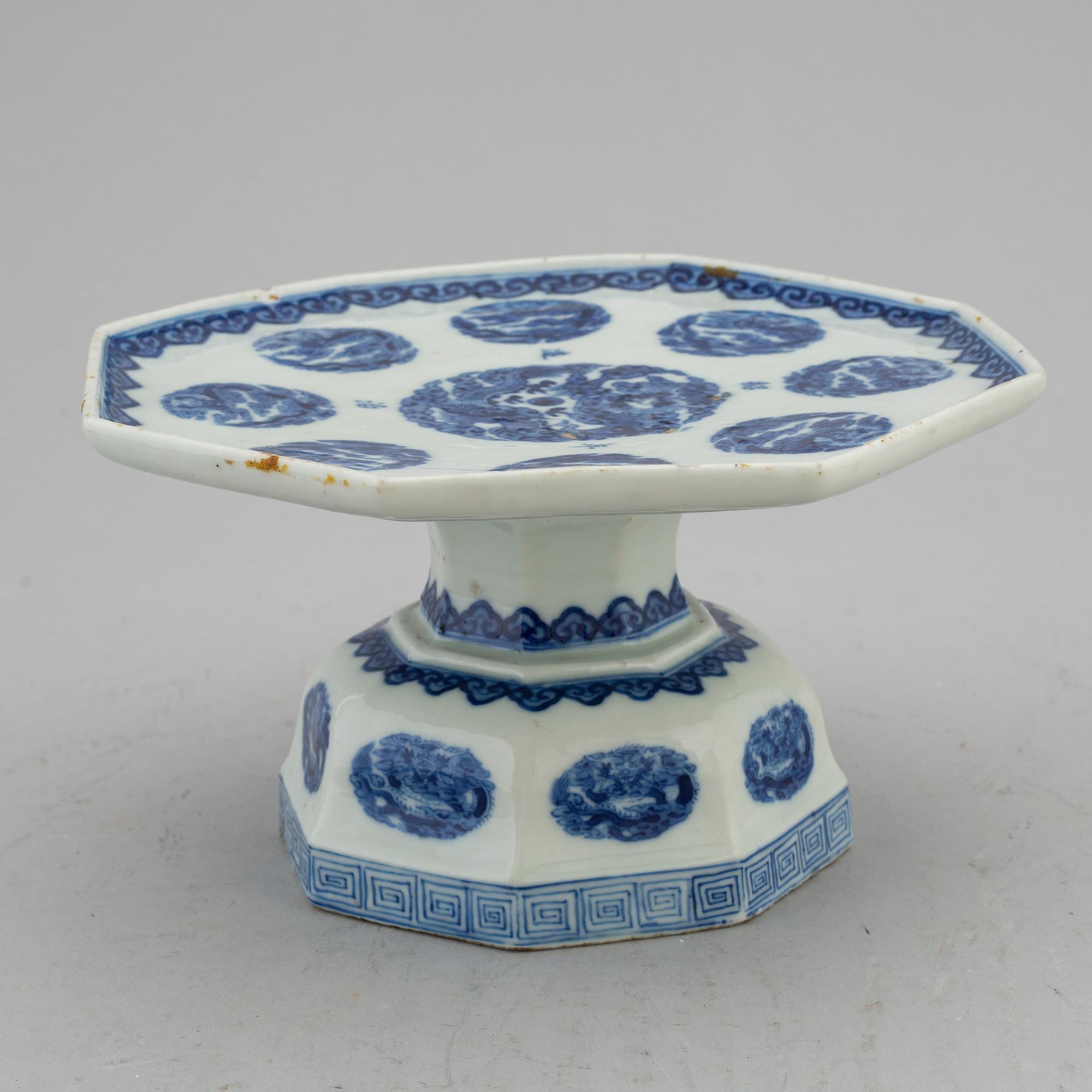 A blue and white footed dish, Qing dynasty, late 19th/early 20th century.