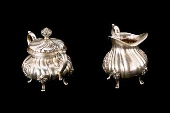 SOCKERSKÅL samt GRÄDDKANNA, silver, rokokostil, 1900-talets första hälft. Tot ca 780 g.