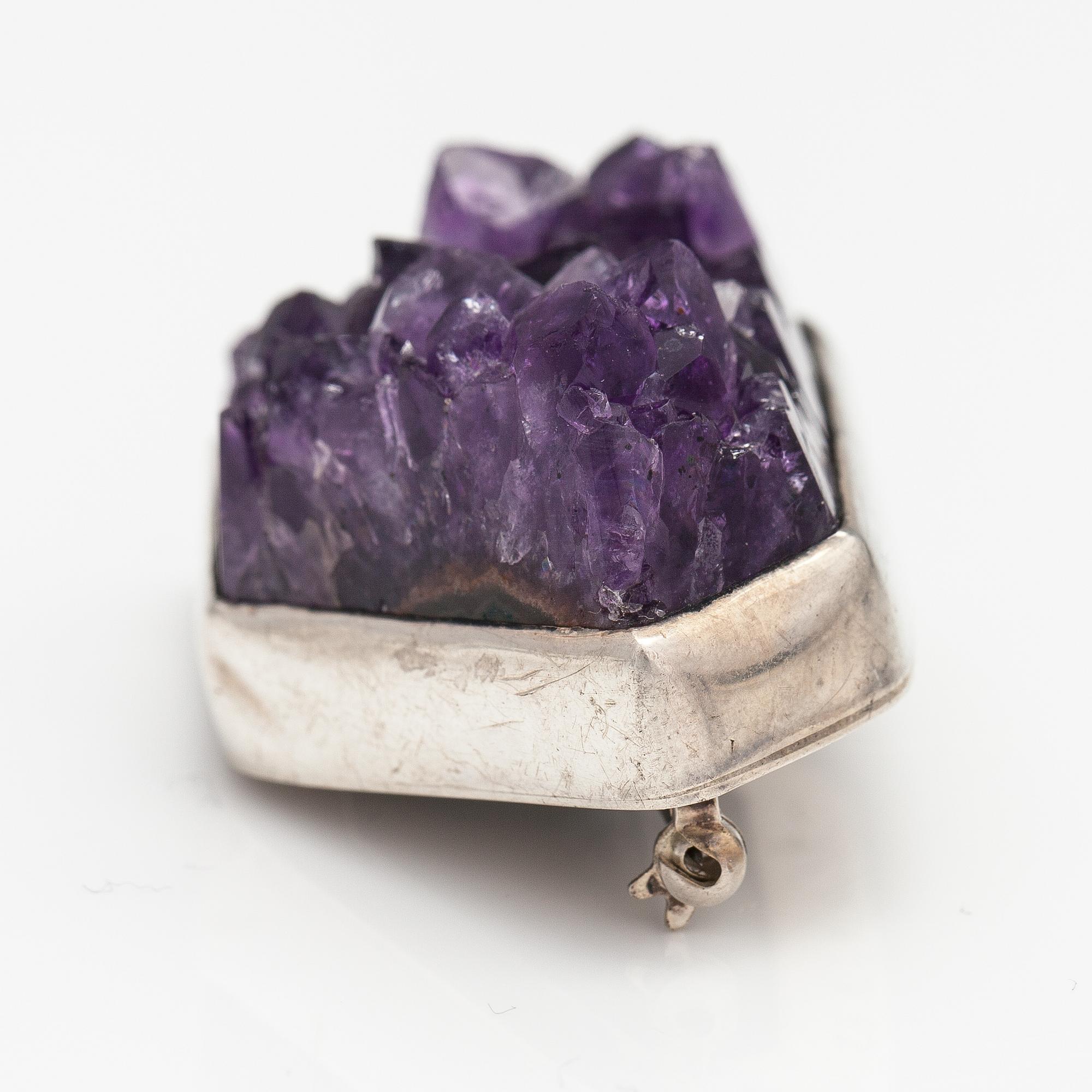 Helge Narsakka, A silver brooch with an amethyst. For Kaunis Koru. Lahti 1963.