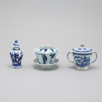 Three pieces of chinese porcelain from China, 18th to 20th century.