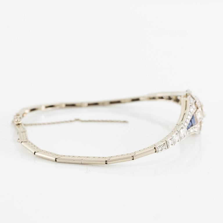 Bracelet, 18K white gold set with brilliant-cut and octagonal-cut diamonds and blue sapphires, Art Deco, circa 1920-30s.