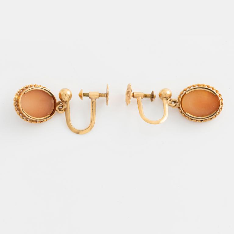 A demi-parure in 18K gold with sea shell cameos.
