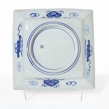 Tallrikar, 12 stycken, samt serveringsfat, imari, porslin, Japan Meiji/tidigt 1900-tal.