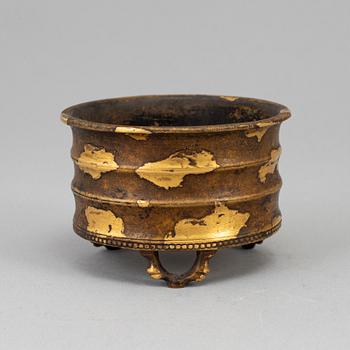 A gold splashed incense burner, Qing dynasty, 19th century.