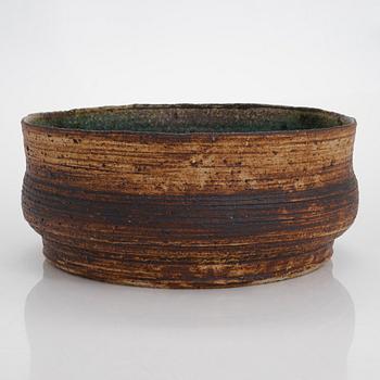 Raija Tuumi, a stoneware bowl, signed 1970 Arabia RT.