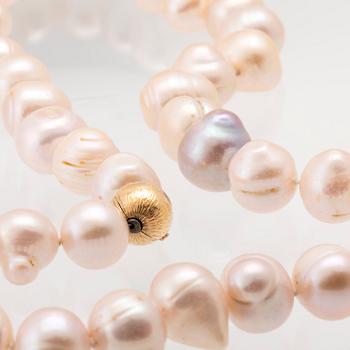 Ole Lynggaard, clasp in 18K gold with cultured baroque pearls.