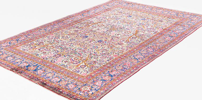 A carpet, semi-antik, silk Kashan, ca 315,5 x 204 cm.