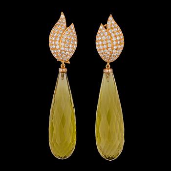 198. A pair of briolette cut lime quartz, 55.92 cts, and brilliant cut diamond earrings, tot. 1.68 cts.