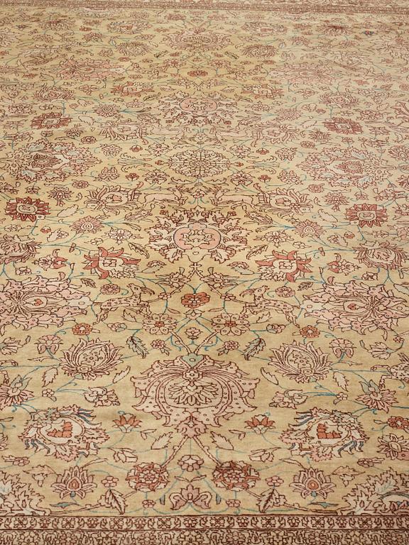 A CARPET, a semi-antique Tabriz Ghannadi, ca 424,5 x 321,5 cm.