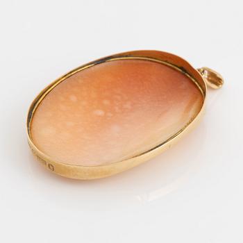 Pendant, 18K gold and shell cameo.