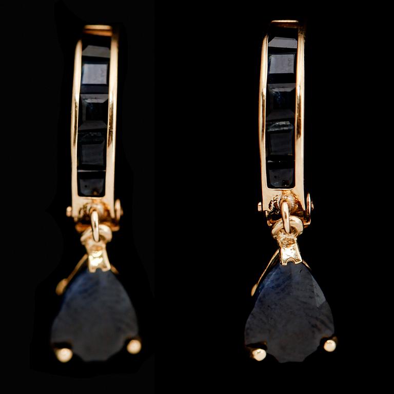 ÖRHÄNGEN, 1 par, 14 k , med safirer 4.55 ct.