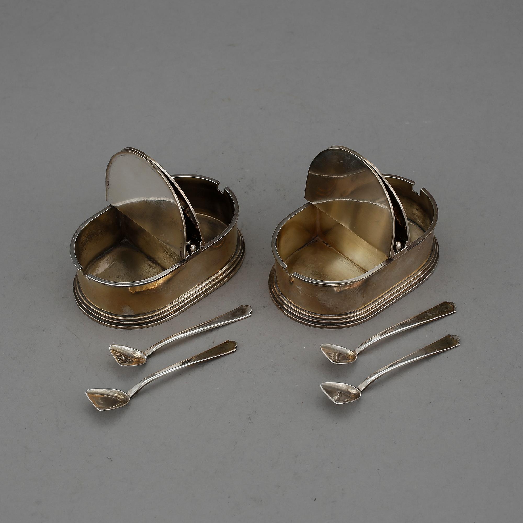 SALT- OCH PEPPARKAR, ett par, med 4 SKEDAR, silver, Borgila, Stockholm, 1951. Vikt ca 354g.