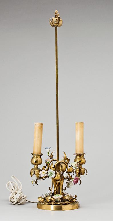 BORDSLAMPA, brons och porslin, F. Linke, 1800/1900-tal.