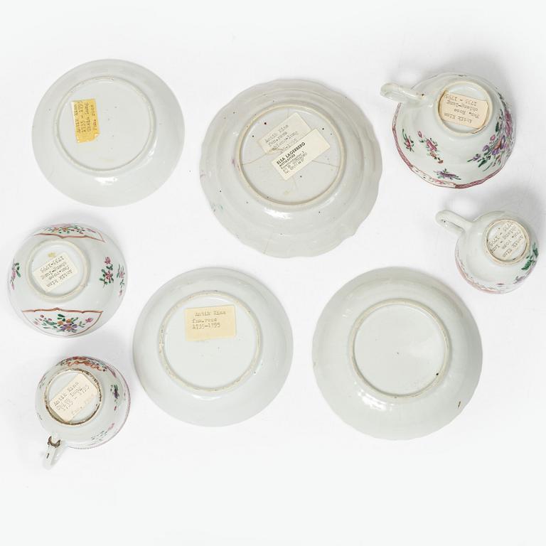 Koppar, 10 stycken, samt fyra fat, kompaniporslin, Kina, Qingdynastin, 1700-tal.