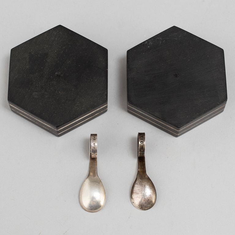 GULDSMEDSAKTIEBOLAGET, saltkar, ett par med saltskedar, Stockholm 1930-46, silver och ebenholts.