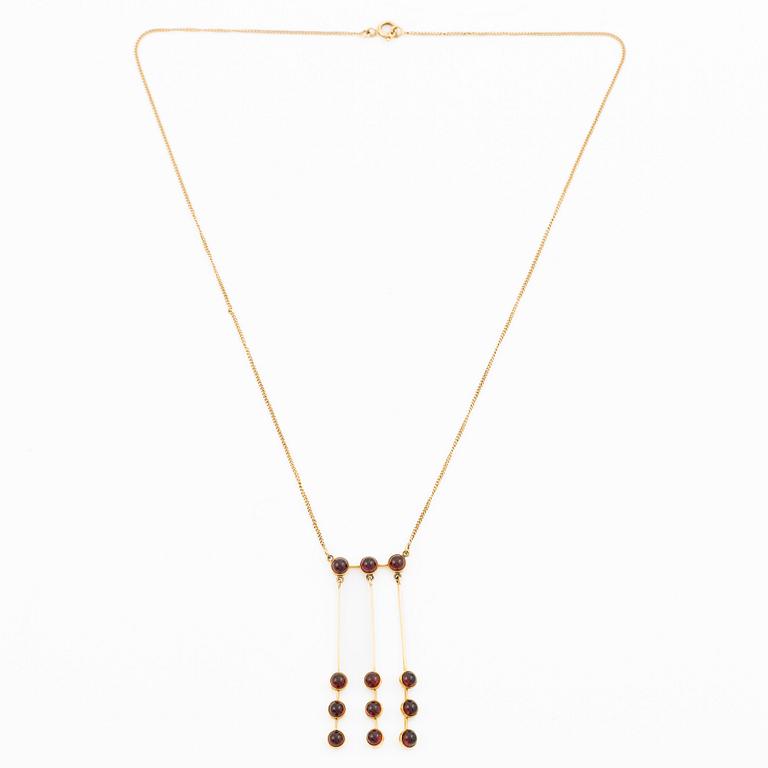 Pendant with chain in 18K gold set with cabochon-cut garnets, HK.