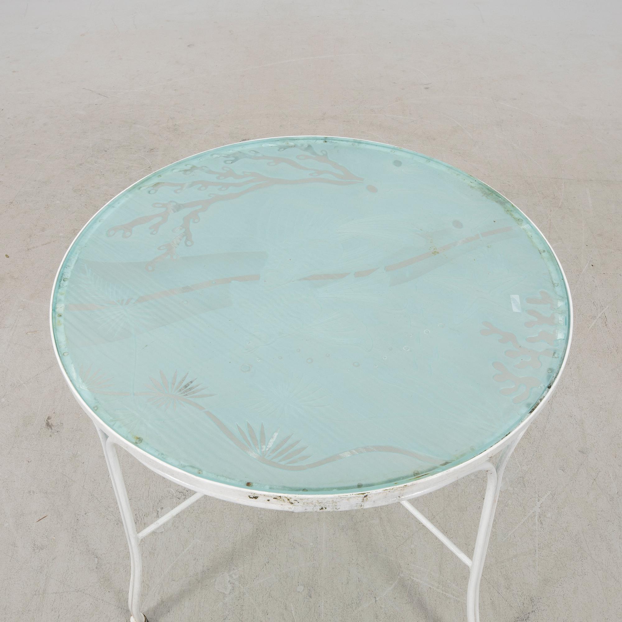A tabe and two chairs from Byarum later part of the 20th century.