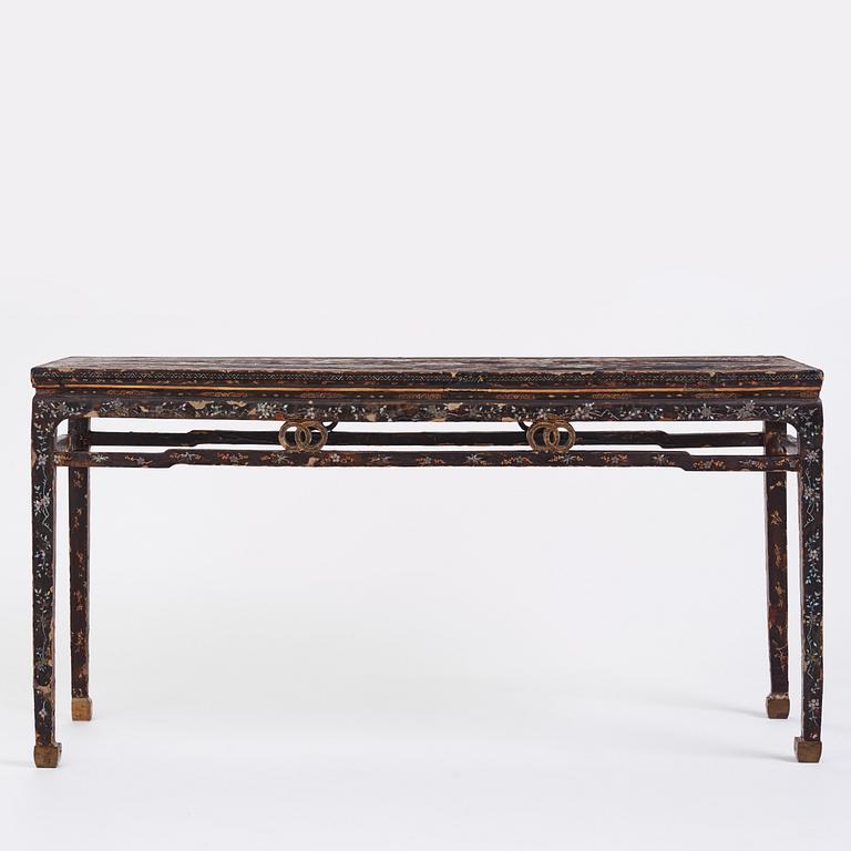 Altarbord, svartlackerad och med inläggningar av pärlemor, 16/1700-tal.
