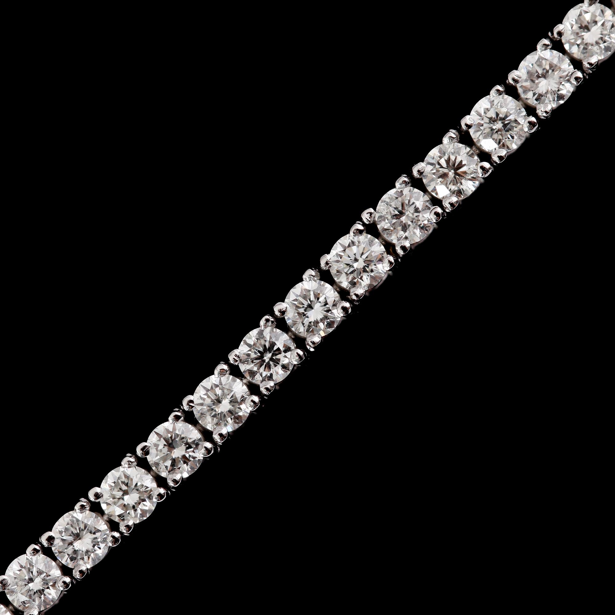 ARMBAND, 18 k vitguld, Rivière, 56 briljantslipade diamanter totalt 5.27 ct.