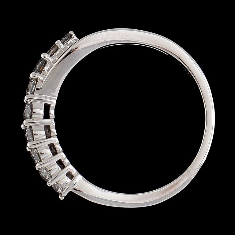 RING, 14K vitguld, briljantslipade diamanter tot ca 0.50 ct. Vikt ca 3 g.