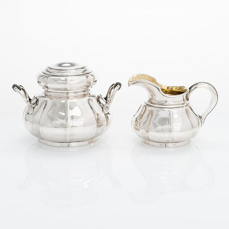 Sazikov, Sockerskrin och mjölkkanna, Kejserlig hovleverantörsstämpel Sazikov, S:t Petersburg 1860.