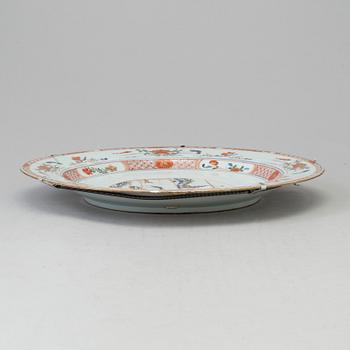 A famille rose porcelain dish, Qing dynasty, 18th century.