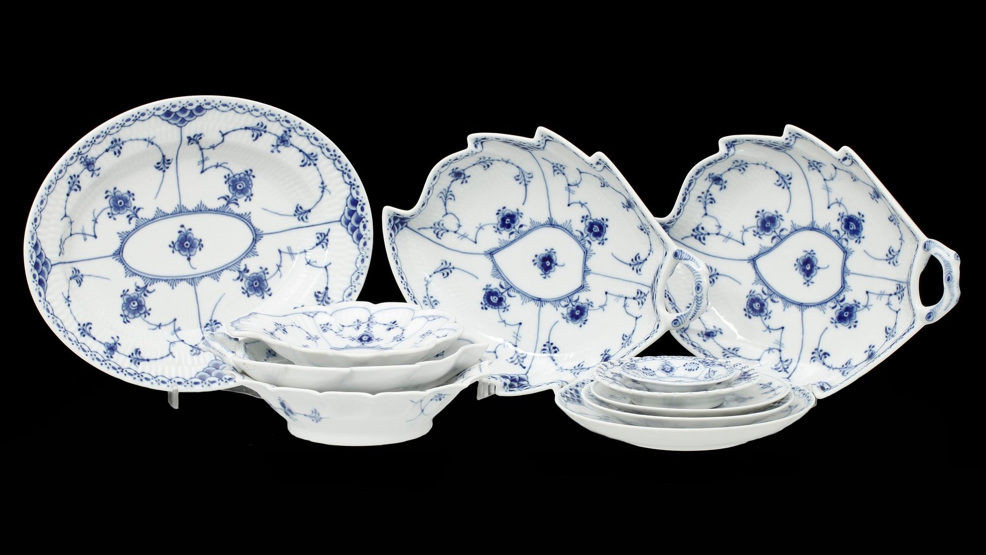 SERVISDELAR, c:a 60 delar, porslin, "Musselmalet", bl a halvblond, Royal Copenhagen, Danmark.