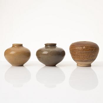 Krukor, två stycken, vaser, två stycken, skål och kanna, Mingdynastin (1368-1644.