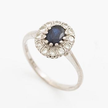 Ring, 18K white gold, camée model with sapphire and brilliant-cut diamonds.