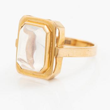 Ring 18K guld med en cabochonslipad månsten.