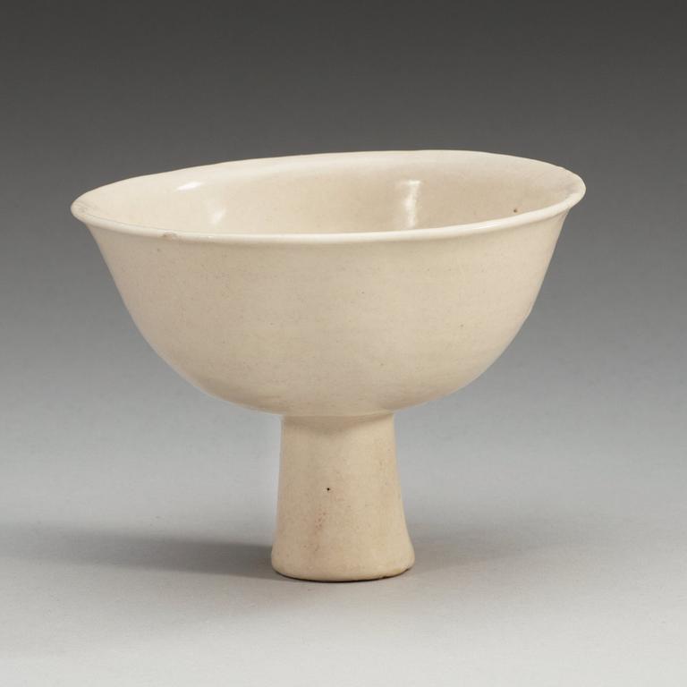 A white glazed stemcup, Yuan (1271-1368)/Ming dynasty (1368-1644).