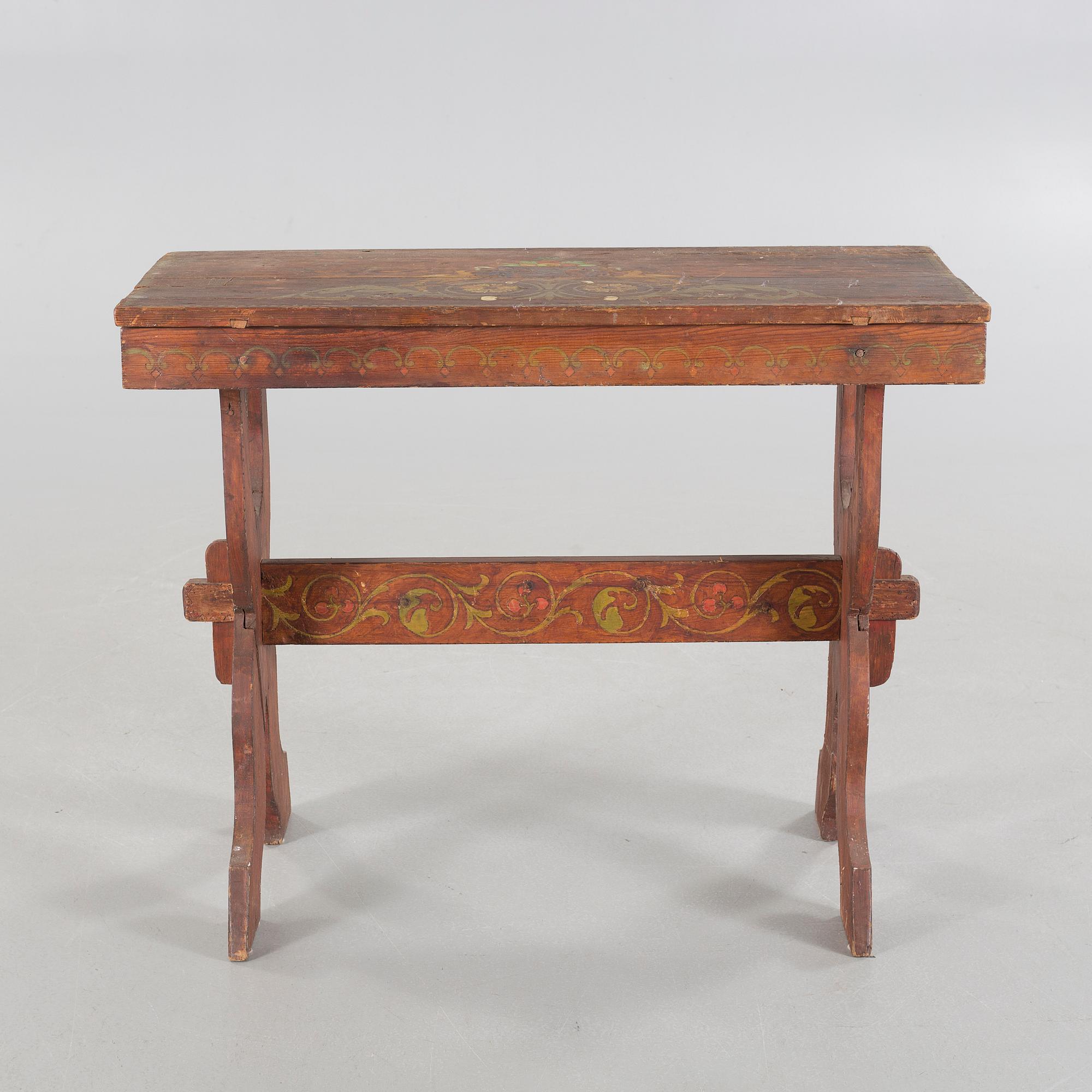 A table, probably made in Hälsingland from around year 1900.