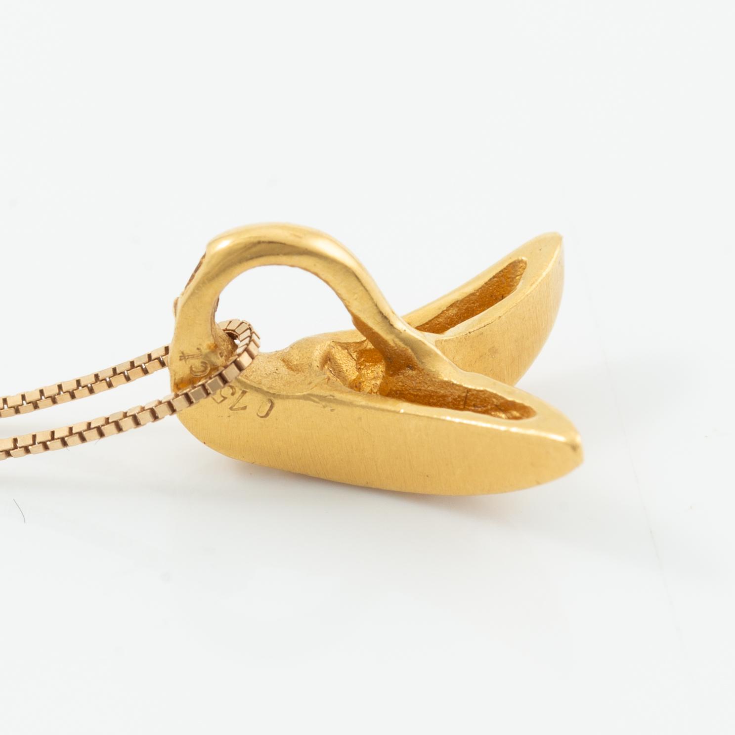 Pendant with chain, 18K gold set with brilliant-cut diamonds.